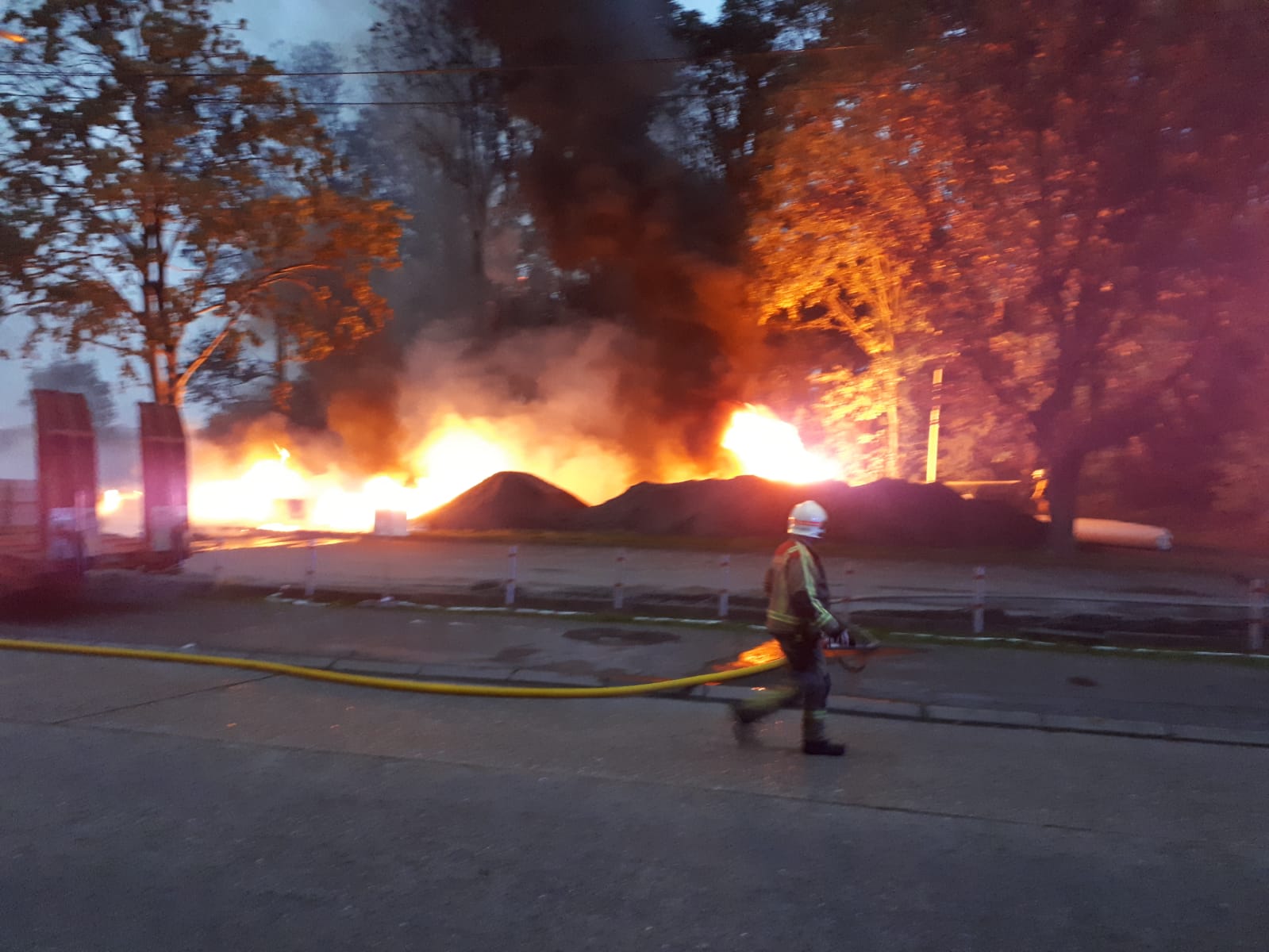 Waremme : des rouleaux de gazon synthétique en feu