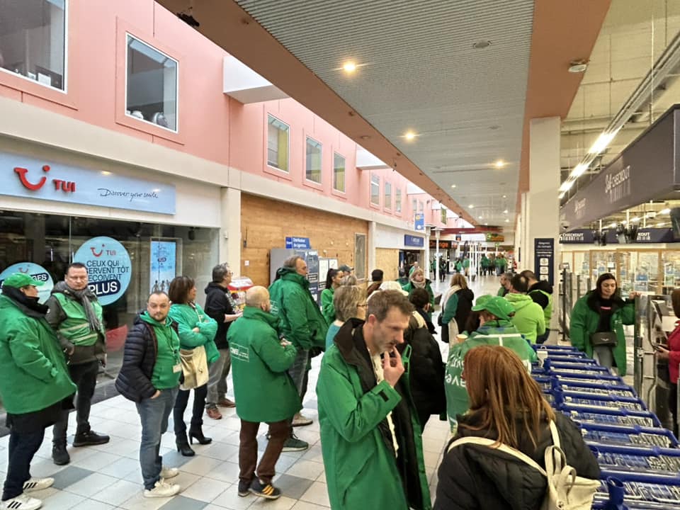 Herstal : mouvement de mauvaise humeur du personnel de l'hyper-carrefour. Impossible d'y faire ses courses