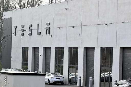 Des tags nazis et des croix gammées dessinées devant le site wallon de Tesla à Awans