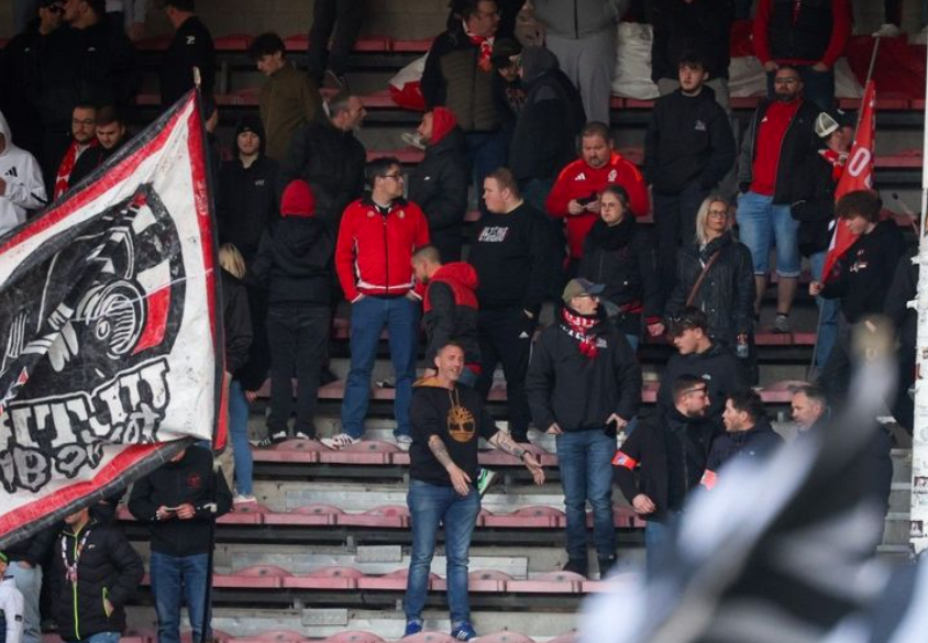 Feux de Bengale et fumigènes découverts sous les sièges des supporters du Standard