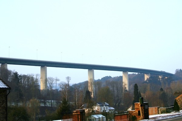 Une mère saute avec son bébé du viaduc de Remouchamps