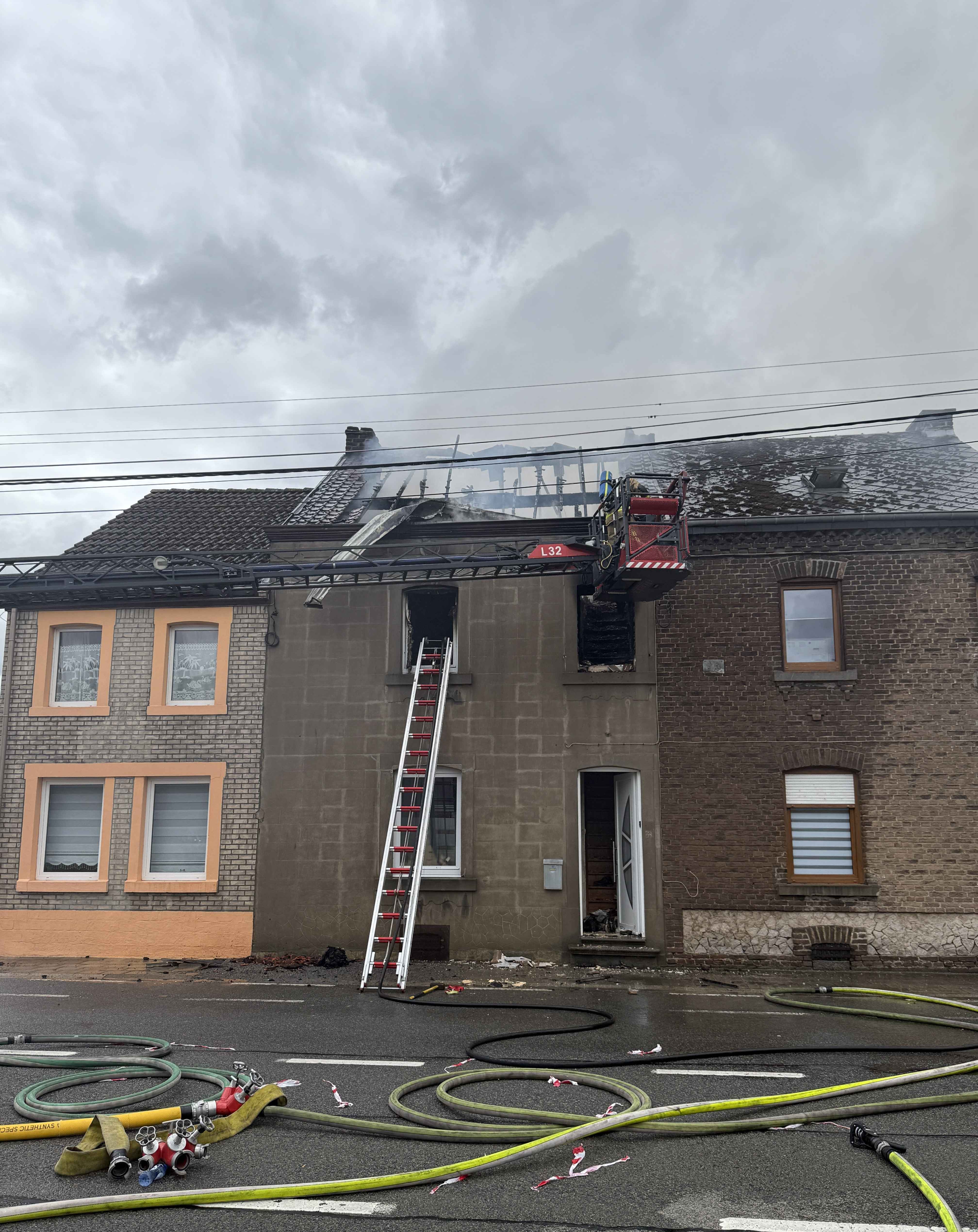 Important incendie à Gîves : deux maisons détruites, une famille nombreuse relogée d’urgence