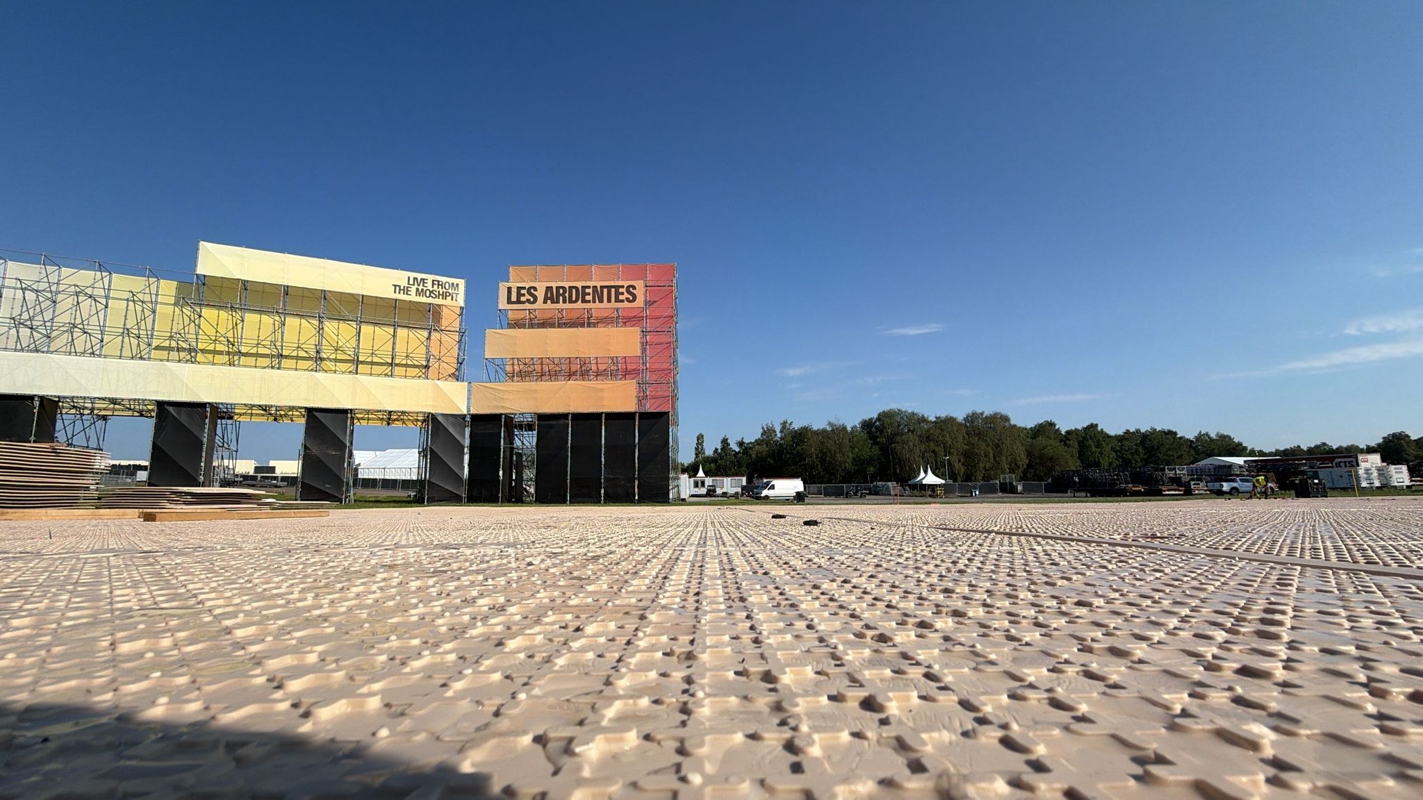 Nouvelles tôles pour le sol des Ardentes