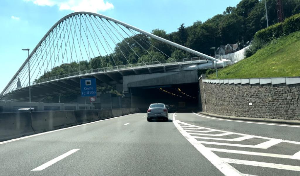 Accident entre un poids lourd et une voiture à l'entrée du tunnel de Cointe
