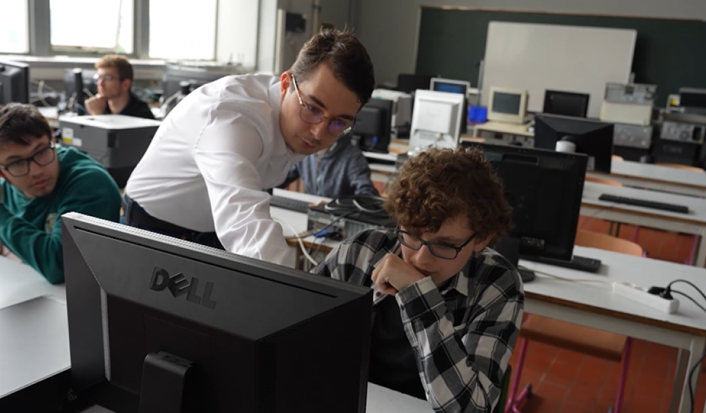 Un autre regard : Assistant de maintenance PC-Réseaux