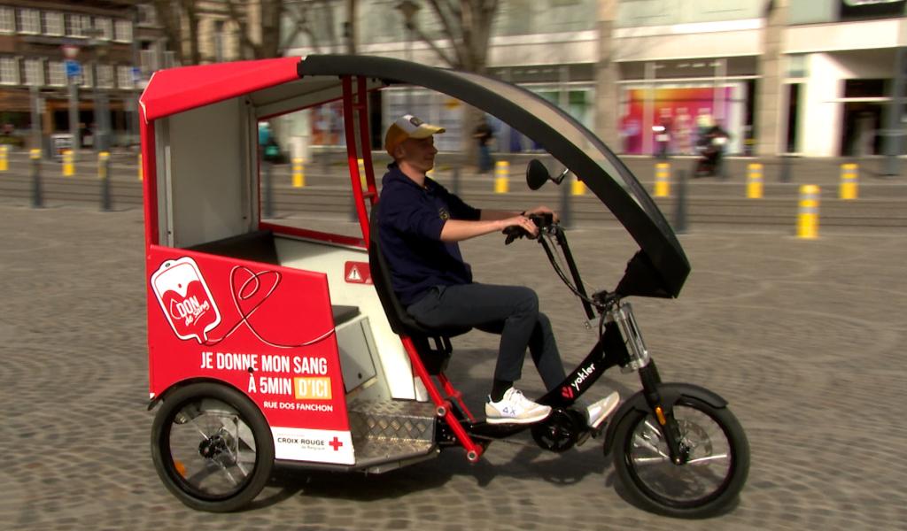 En tuk-tuk pour donner son sang à Liège