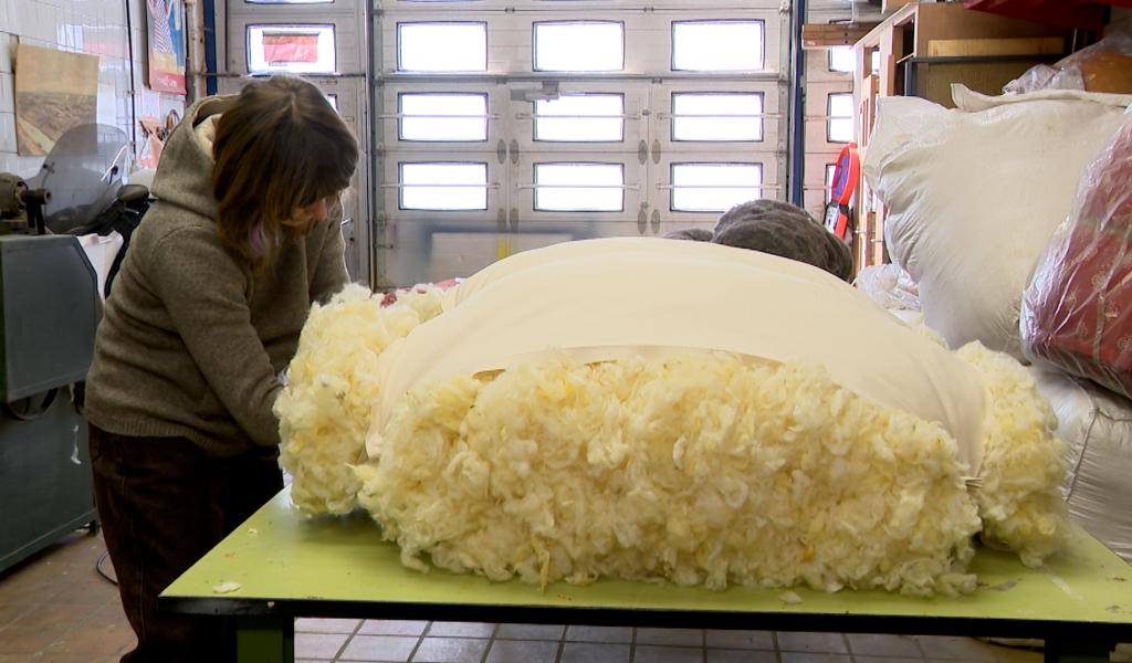 Liège : des matelas artisanaux en laine belge