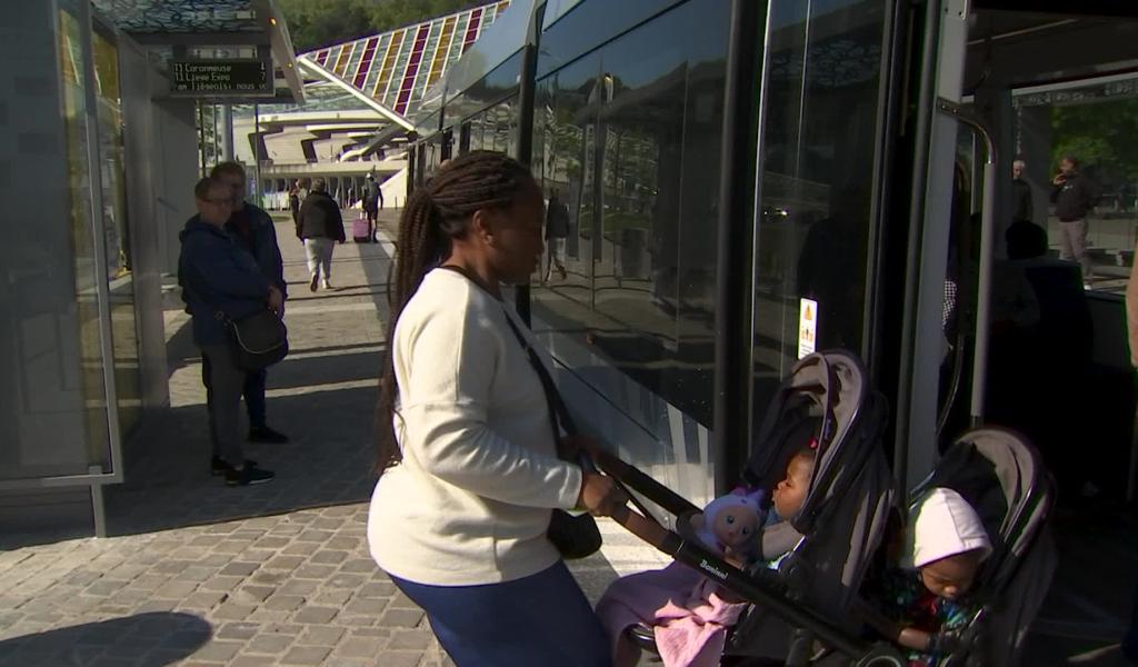 Les usagers découvrent le tram