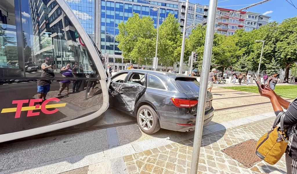 Nouvelle collision entre un tram et une voiture: la circulation a déjà repris