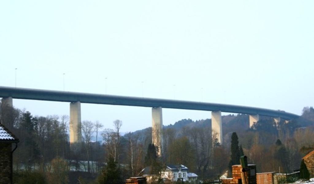Une mère saute avec son bébé du viaduc de Remouchamps