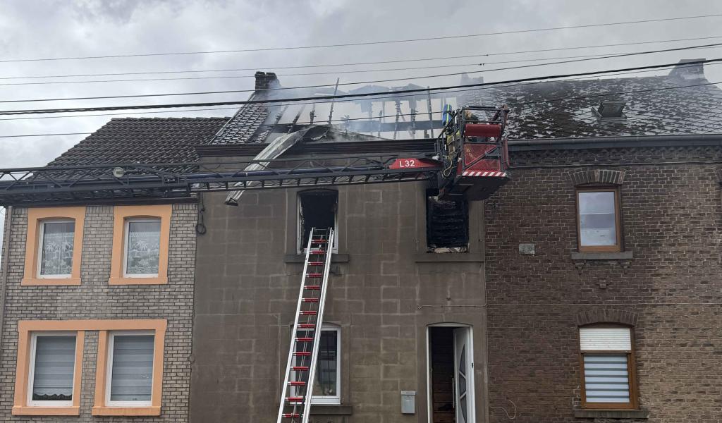 Important incendie à Gîves : deux maisons détruites, une famille nombreuse relogée d’urgence