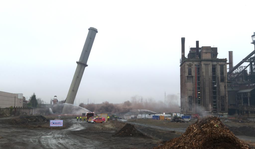 Des images impressionnantes: deux tours du HFB d'Ougrée dynamitées ce matin