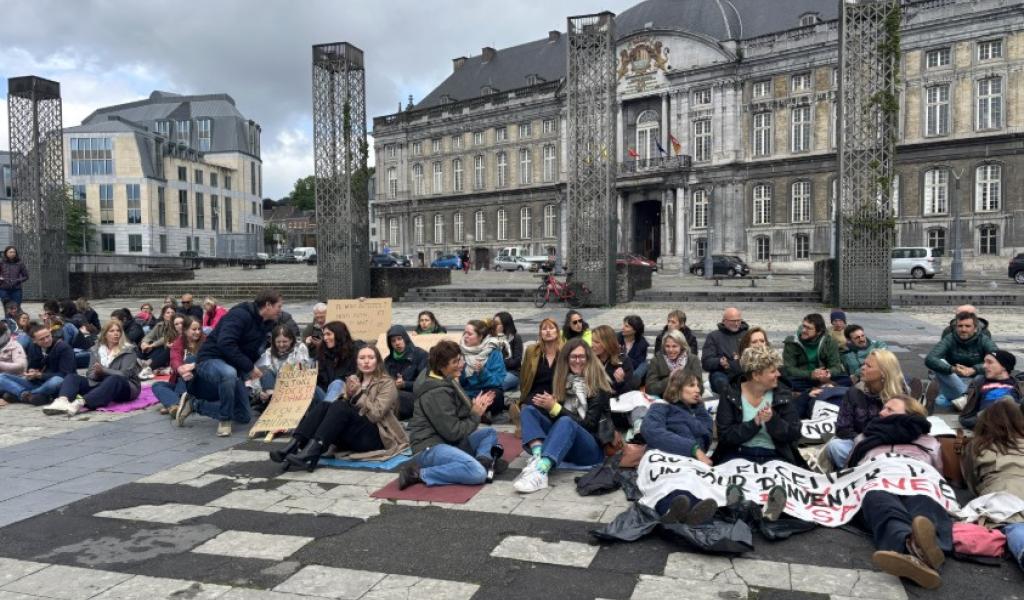 "Opération paillassons" des enseignants liégeois : dénoncer une école piétinée