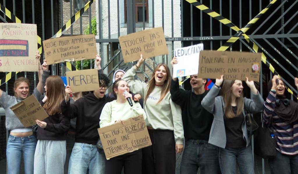 Des élèves rejoignent la grève du corps enseignant : "L'enseignement n'est pas à vendre"