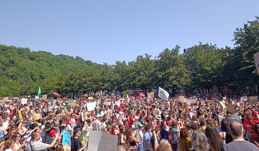 Enseignement: le mouvement de grève s'étend, 3 à 4000 personnes rassemblées ce matin à Liège