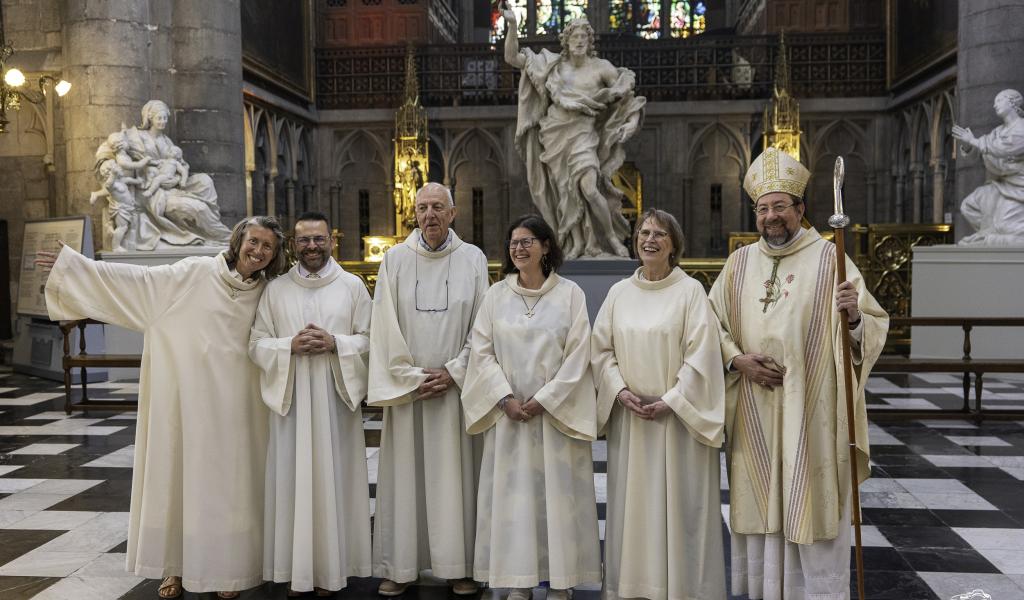 De gauche à droite : Marie de Lovinfosse, Fabian Delarbre, Marc Deltour, Sabine Wuestenbergh, Françoise Vervier et Mgr Jean-Pierre Delville.