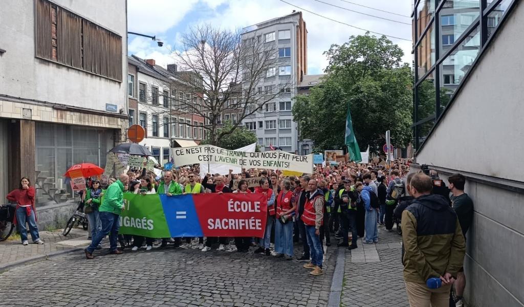 Liège : les enseignants en colère sont toujours dans la rue malgré le vote de cette nuit
