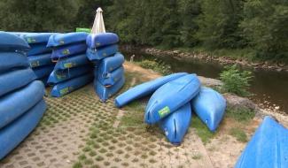 Kayaks à l'arrêt sur l'Ourthe