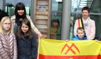 La bourgmestre de Villers-le-Bouillet et des enfants