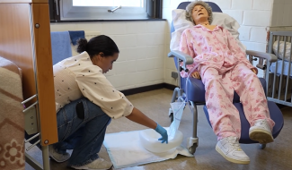 Un autre regard : Aide-soignant(e)