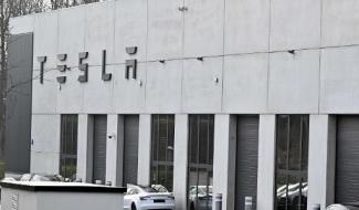 Des tags nazis et des croix gammées dessinées devant le site wallon de Tesla à Awans