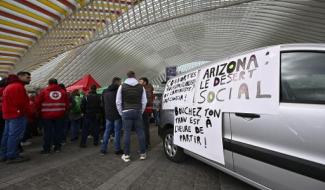 Les cheminots manifestent devant la gare des Guillemins à Liège