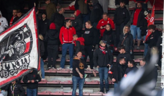 Feux de Bengale et fumigènes découverts sous les sièges des supporters du Standard