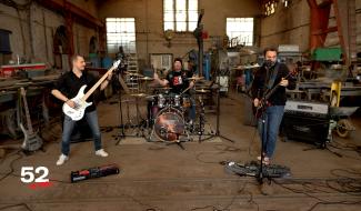 52 on stage: Morning chaos