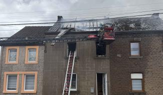 Important incendie à Gîves : deux maisons détruites, une famille nombreuse relogée d’urgence