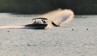 Algue bleue : le championnat du monde de ski nautique reporté à vendredi