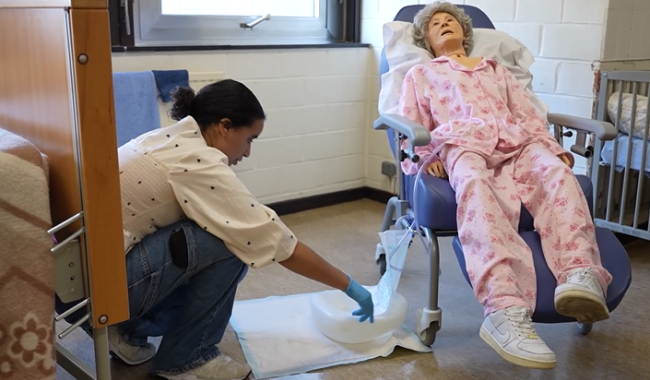 Un autre regard : Aide-soignant(e)