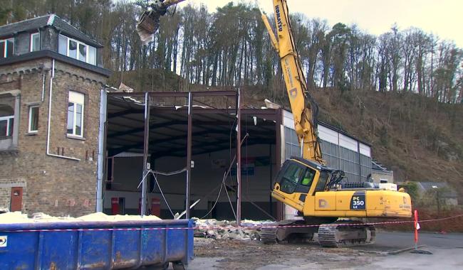 La destruction du hall de basket de Comblain a commencé