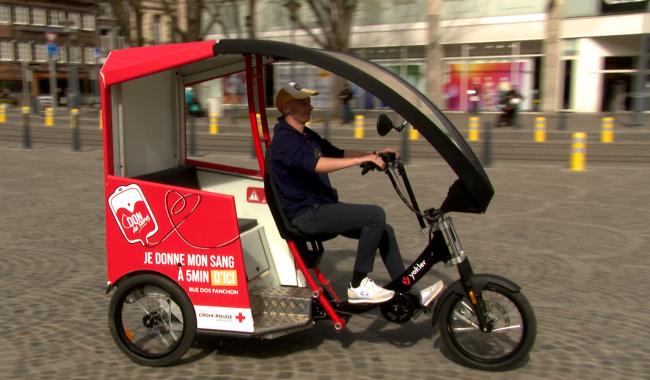 En tuk-tuk pour donner son sang à Liège