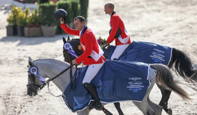 Grégory Wathelet sur la 2e marche du podium avec l'équipe belge à Aix-la-Chapelle