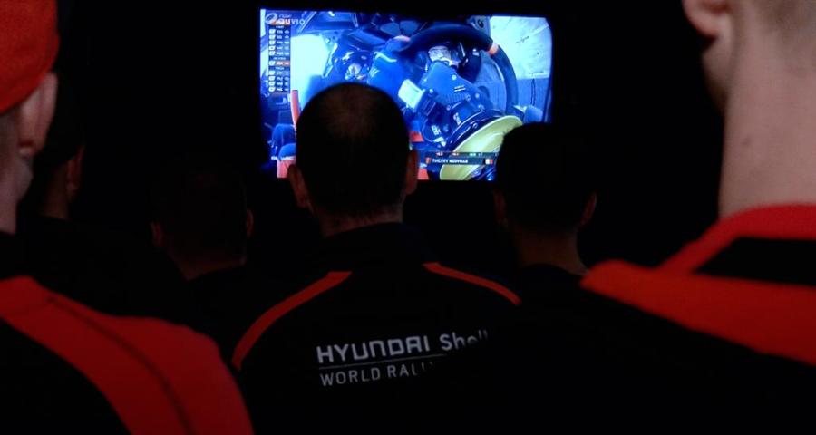 Les fans célèbrent le 1er titre mondial de Thierry Neuville