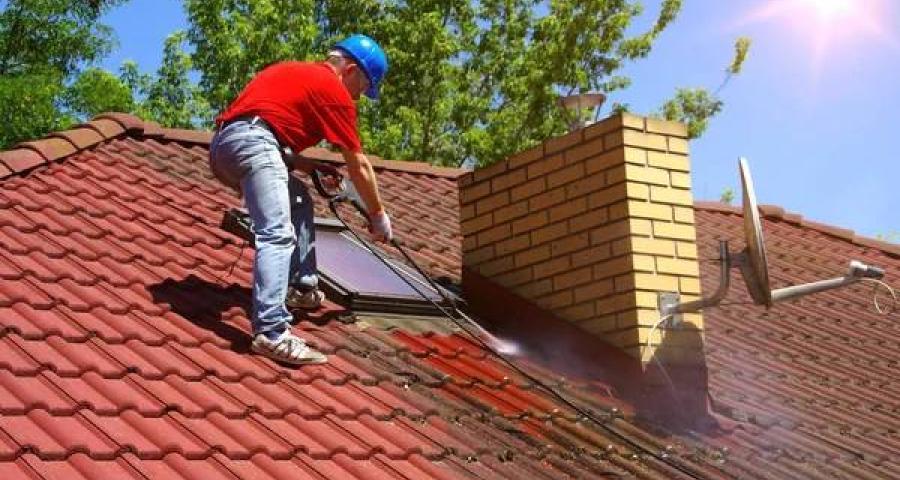 Escroquerie au démoussage de toitures : arrestations et saisies à Wasseiges