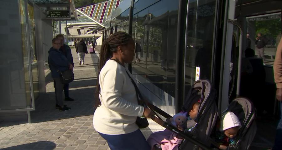 Les usagers découvrent le tram