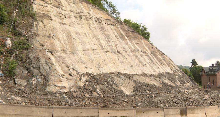Ouffet: la N623 obstruée depuis 5 ans à cause des chutes de schiste