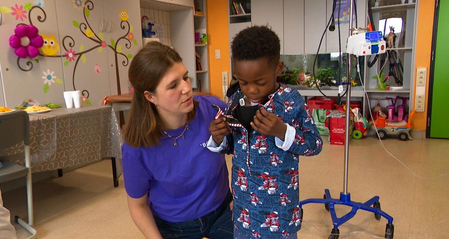 Un don de 200 blouses adaptées aux enfants malades