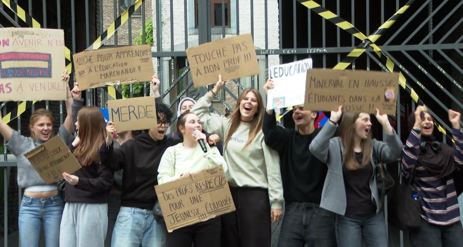 Des élèves rejoignent la grève du corps enseignant : "L'enseignement n'est pas à vendre"
