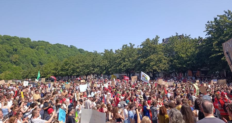 Enseignement: le mouvement de grève s'étend, 3 à 4000 personnes rassemblées ce matin à Liège