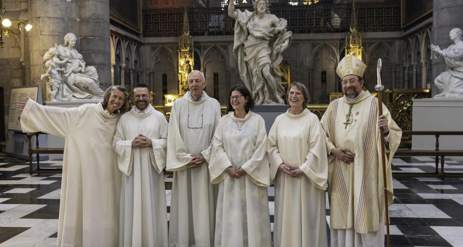 De gauche à droite : Marie de Lovinfosse, Fabian Delarbre, Marc Deltour, Sabine Wuestenbergh, Françoise Vervier et Mgr Jean-Pierre Delville.