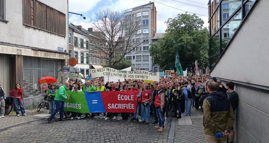 Liège : les enseignants en colère sont toujours dans la rue malgré le vote de cette nuit