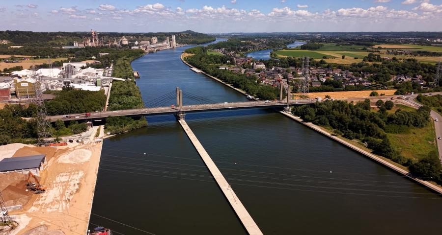 Lixhe : le pont est soulevé