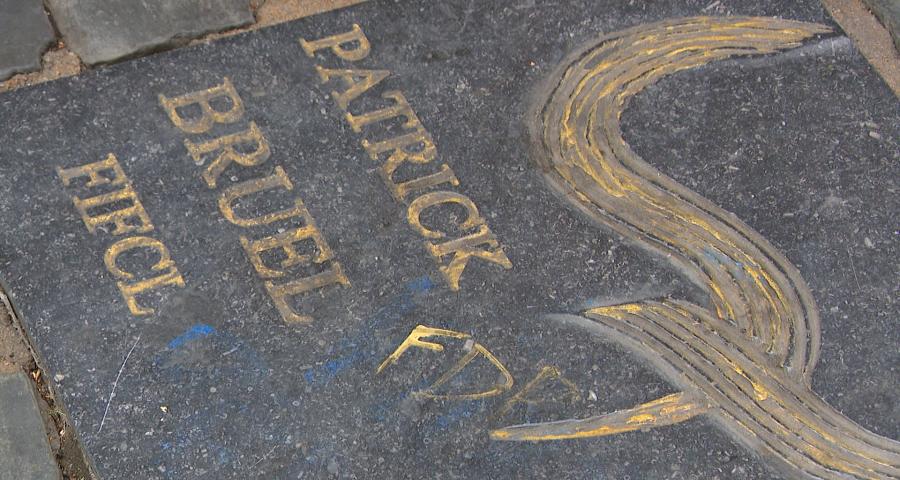 Faut-il enlever la dalle de Patrick Bruel qui a été à nouveau dégradée ? "Nos ouvriers sont en vacances"