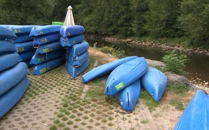 Kayaks à l'arrêt sur l'Ourthe