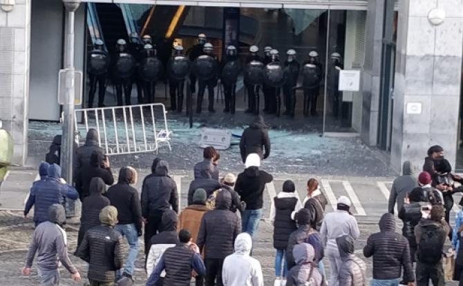 Emeutes de Liège: un prévenu voulait sensibiliser les policiers en leur jetant des pavés