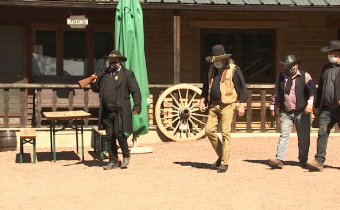 Western City: des Cowboys et des Indiens masqués à Chaudfontaine 