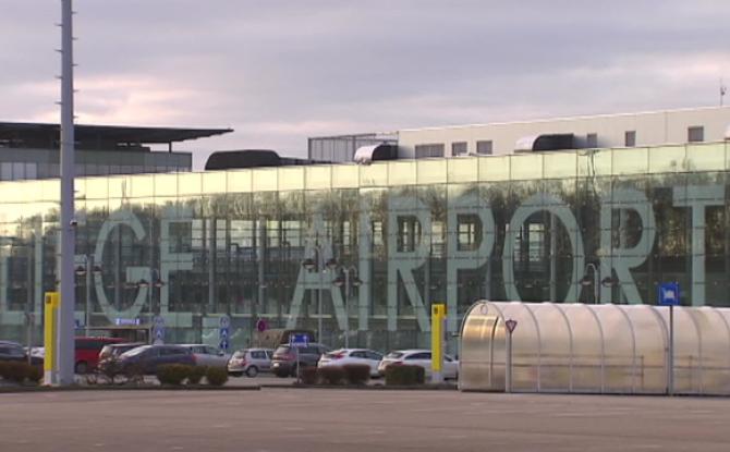 Se garer dans les aéroports coûte plus cher qu'il y a un an