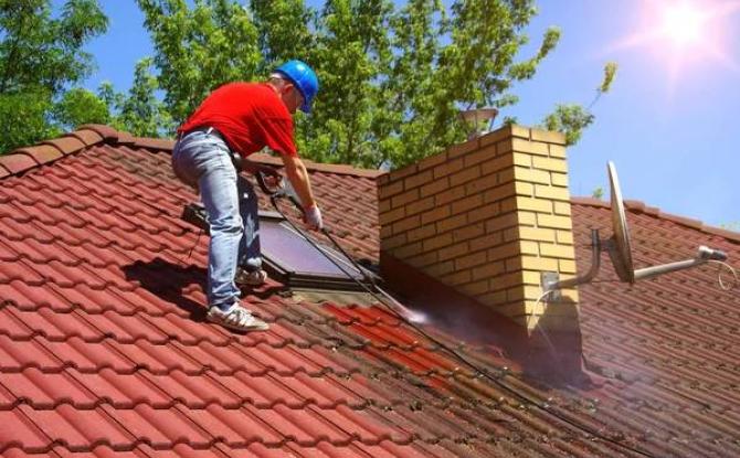 Escroquerie au démoussage de toitures : arrestations et saisies à Wasseiges